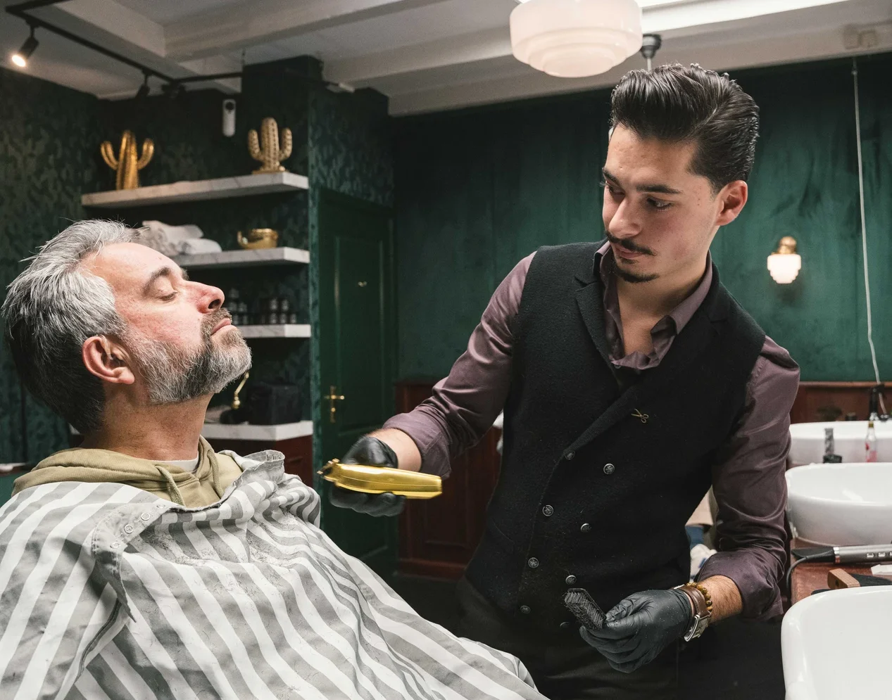 Klant krijgt baard getrimd en geschoren bij Annie's barbershop in Utrecht