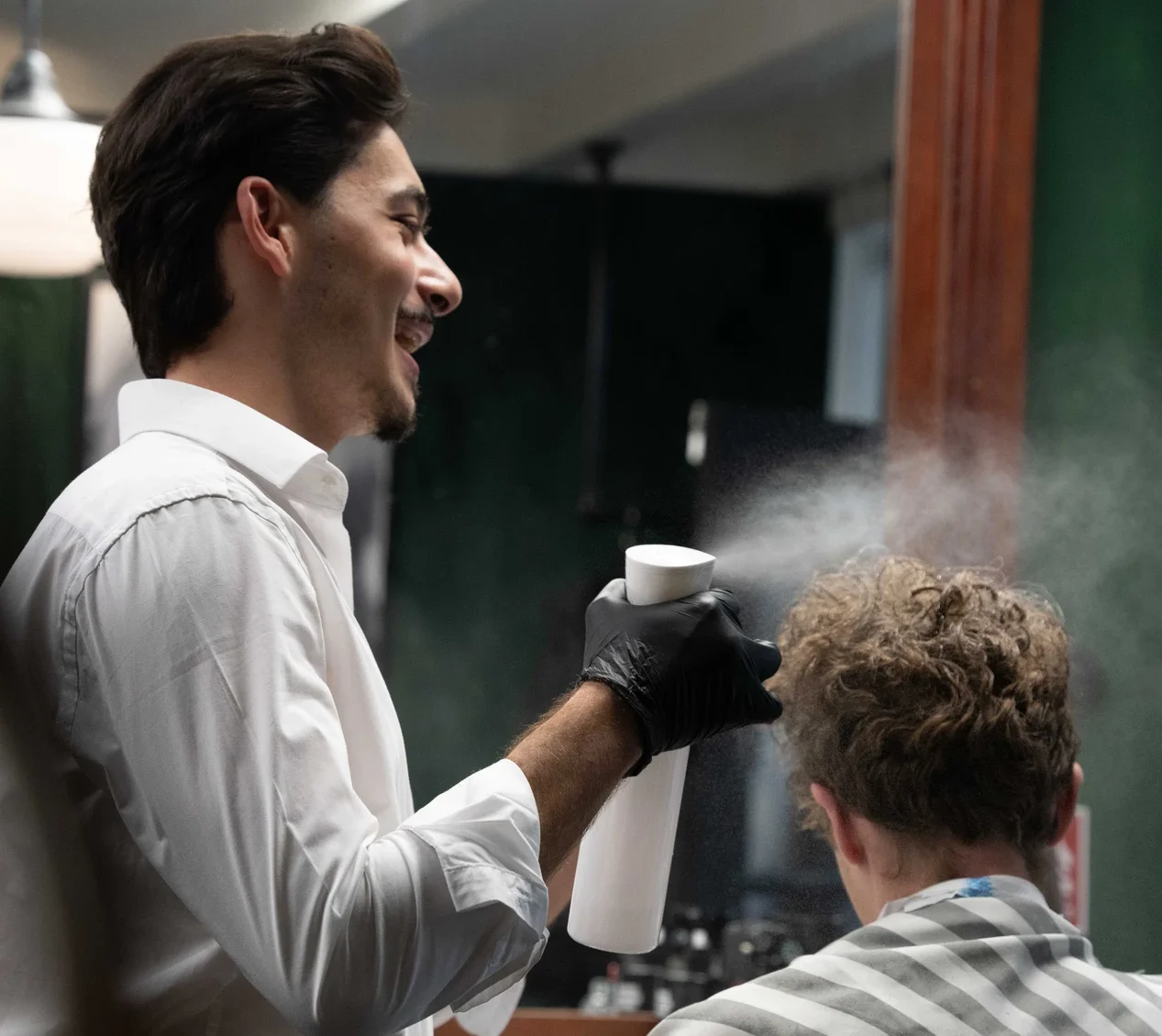 Herenkapper in Utrecht knipt klant in barbershop nabij de Neude