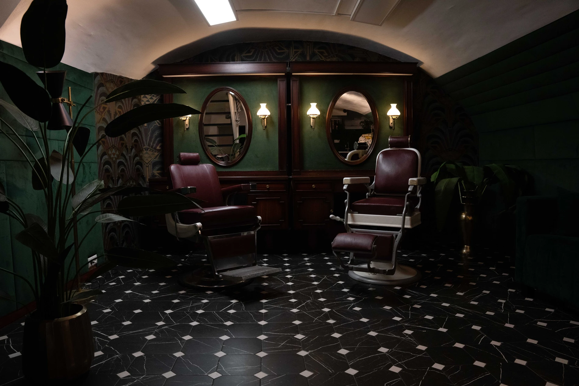 Twee lege kappersstoelen in barbershop in Utrecht Centrum – kapper zonder afspraak mogelijk